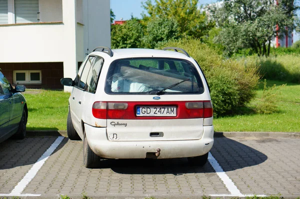 Poznan Polska Lipca 2017 Zaparkowany Biały Ford Galaxy Van Parkingu — Zdjęcie stockowe