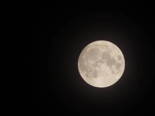 夜晚在黑暗的天空中捕捉到的一颗明亮的满月 — 图库照片