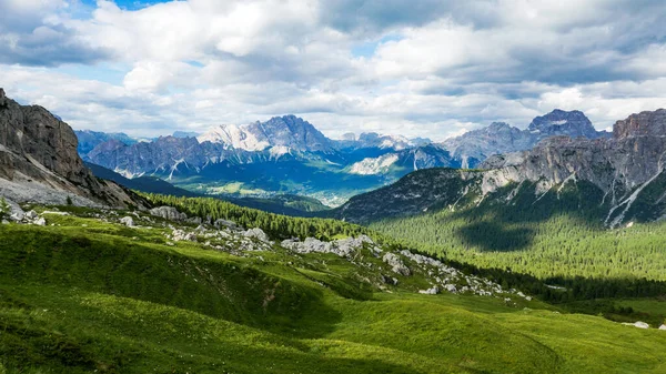 Прекрасний Мальовничий Вид Хмарний Гірський Пейзаж — стокове фото