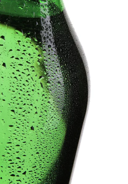 一个垂直拍摄的湿绿色酒瓶隔离在白色背景下 — 图库照片