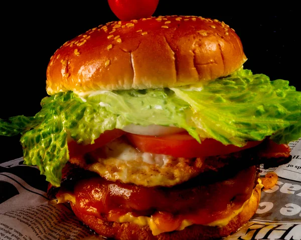 Primer Plano Una Hamburguesa Gourmet Con Lechuga — Foto de Stock