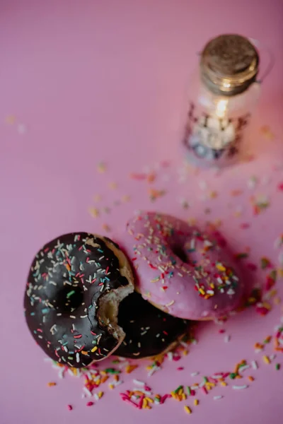 Primer Plano Deliciosas Rosquillas Chocolate Con Chispas Notas Amor Sobre — Foto de Stock