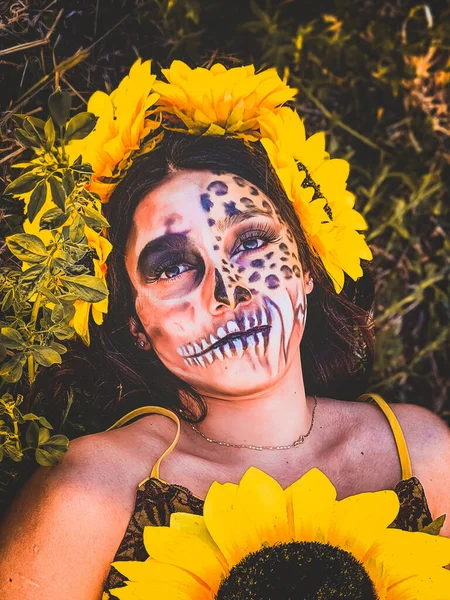 Closeup Young Female Artistic Spooky Makeup Sunflower Head Posing Camera — Stock Photo, Image