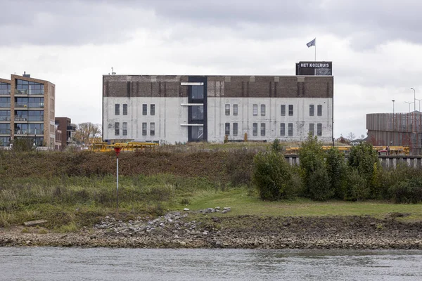 Zutphen Países Baixos Nov 2020 Rio Ijssel Com Edifício Industrial — Fotografia de Stock