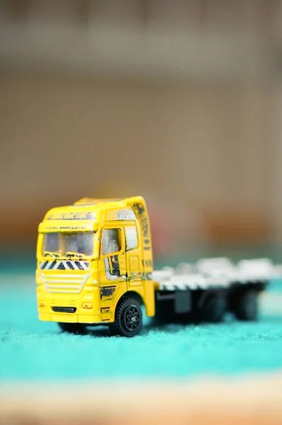 Pozn Polónia Maio 2018 Caminhão Construção Modelo Brinquedo Amarelo Piso — Fotografia de Stock