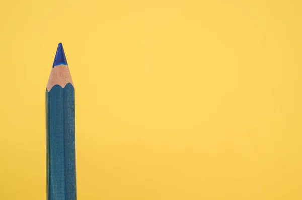 Een Close Shot Van Een Blauw Potlood Geïsoleerd Een Gele — Stockfoto