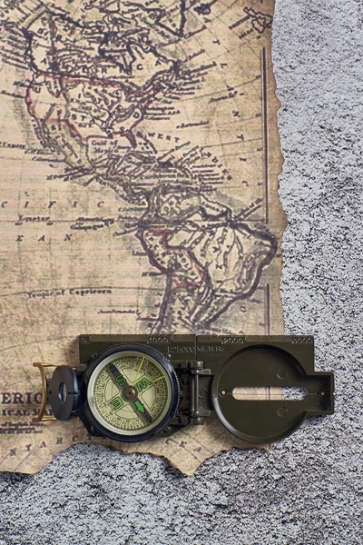 Górny Wgląd Zbliżenie Kompasu Umieszczonego Starożytnej Mapie — Zdjęcie stockowe