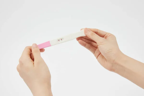 Pozitív Terhességi Tesztet Fehér Alapon Tartó Személy Közelképe — Stock Fotó
