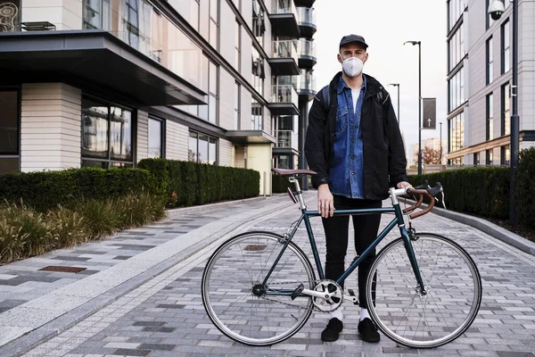 Junger Mann Mit Mundschutz Steht Mit Seinem Fahrrad Auf Der — Stockfoto