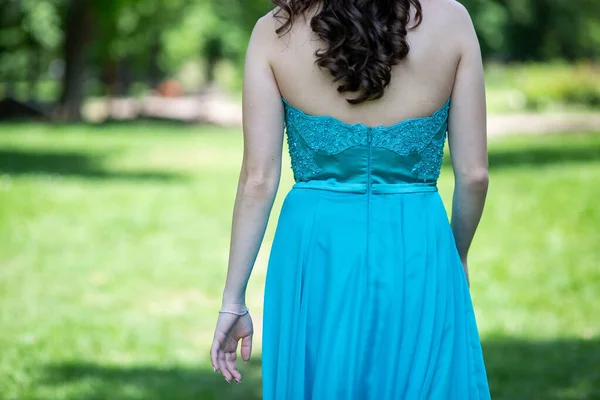 Une Femme Brune Dans Une Élégante Robe Turquoise — Photo