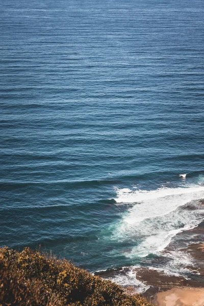Eine Aufnahme Des Ozeans Von Einer Grasbewachsenen Klippe Der Küste — Stockfoto