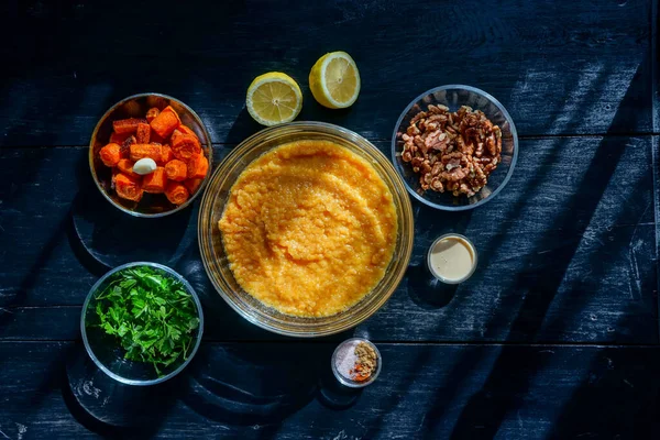 Hummus Recept Och Ingredienser Ett Bord Fönsterljus — Stockfoto