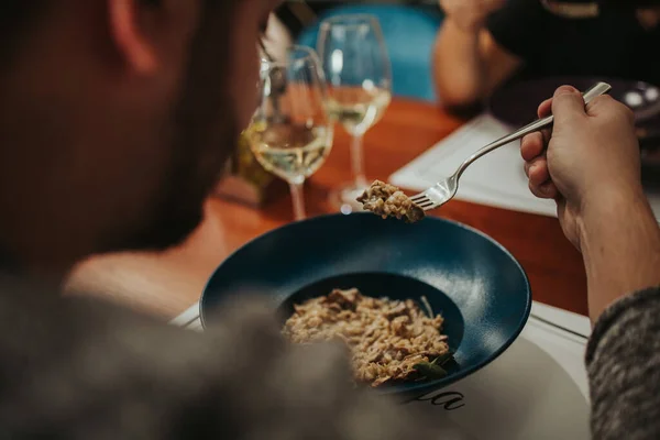 Una Toma Ángulo Alto Una Persona Comiendo Plato Restaurante — Foto de Stock