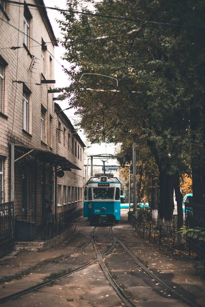 Colpo Verticale Tram Blu Sulla Strada — Foto Stock