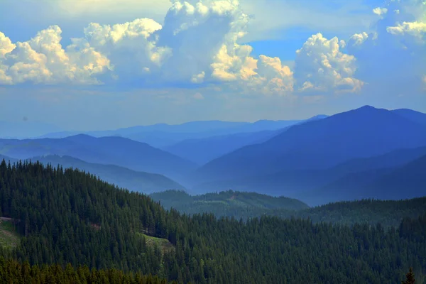 Tiro Ângulo Alto Uma Paisagem Das Montanhas Rarau Romênia — Fotografia de Stock