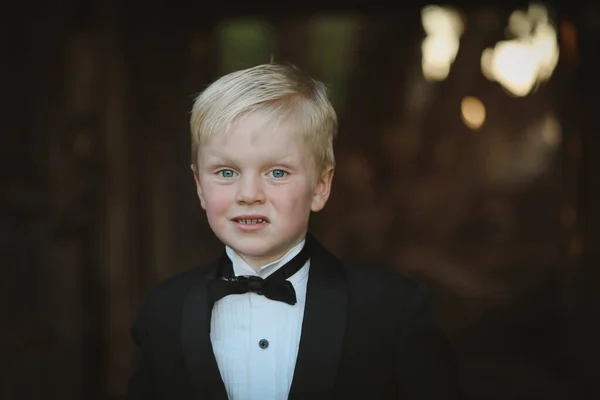 在一个特殊的场合 一个穿着西装 打着领结的英俊小男孩的画像 — 图库照片