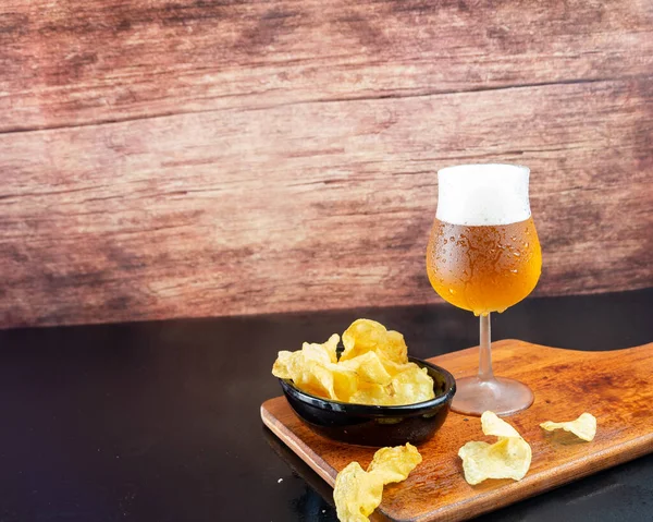 Verre Bière Fraîche Avec Des Chips Croustillantes Sur Une Planche — Photo