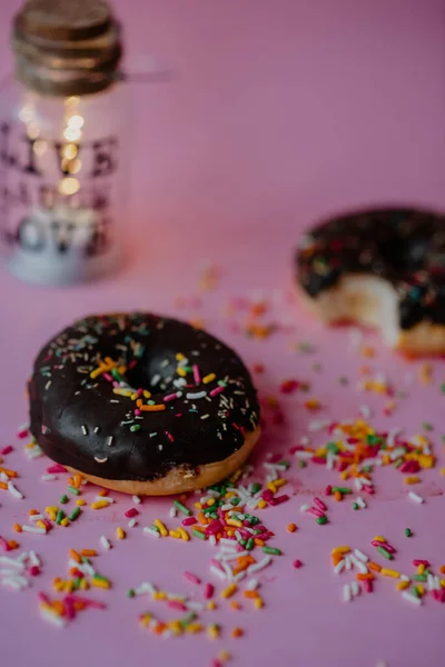 Närbild Bild Läckra Chokladmunkar Med Strössel Och Kärleksnoter Rosa Bakgrund — Stockfoto