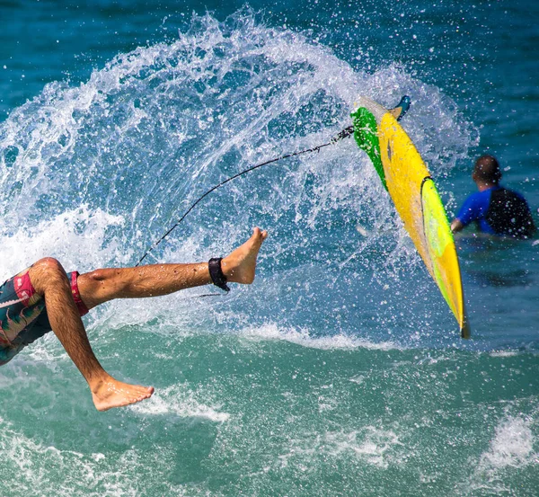 Ein Surfer Fällt Vom Brett — Stockfoto