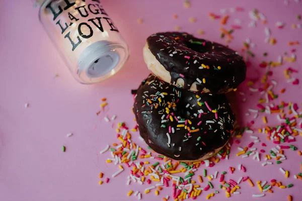 Uma Foto Close Deliciosos Donuts Chocolate Com Polvilhas Notas Amor — Fotografia de Stock