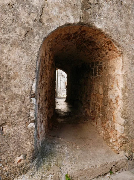 Вертикальный Снимок Старого Каменного Арочного Переулка — стоковое фото