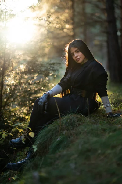 阳光灿烂的一天 一个时髦的黑发女孩坐在森林里的照片 — 图库照片