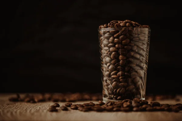 Granos Café Aromáticos Vidrio Transparente Sobre Fondo Negro — Foto de Stock