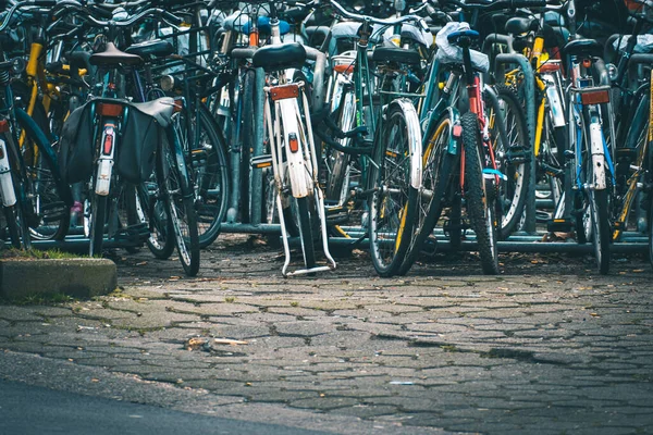 一辆停在户外的自行车的特写 — 图库照片