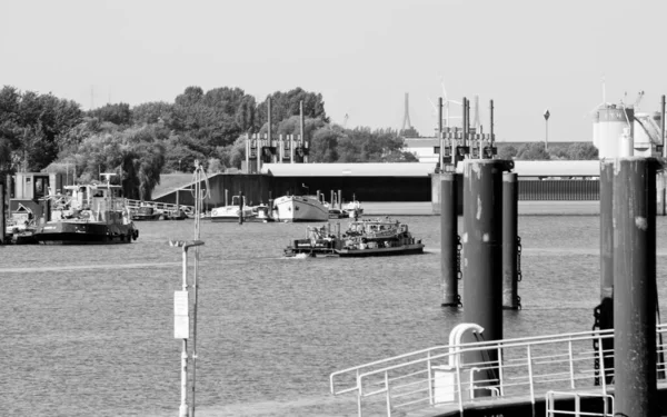 ハンブルク ドイツ 2020年8月11日 ハンブルク ドイツ2020年8月11日 Speicherstadt近くのハンブルクの美しい船 写真はモノクロ — ストック写真