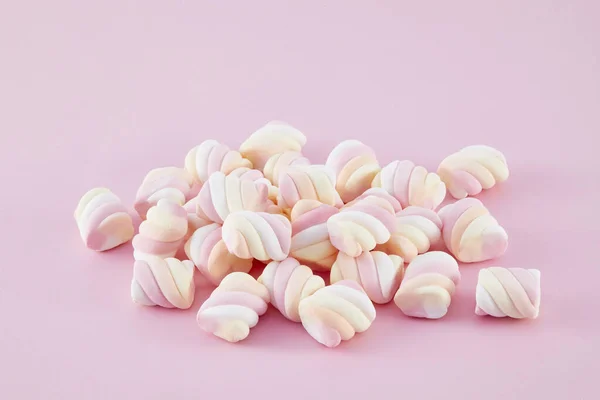 Uma Vista Superior Close Marshmallows Coloridos Isolados Fundo Rosa — Fotografia de Stock