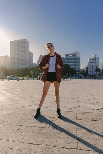 Tiro Vertical Jovem Hipster Fresco Fêmea Posando Quadrado Durante Verão — Fotografia de Stock