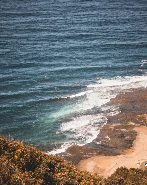 오스트레일리아 뉴사우스웨일스주의 절벽에서 각도로 바다를 — 스톡 사진