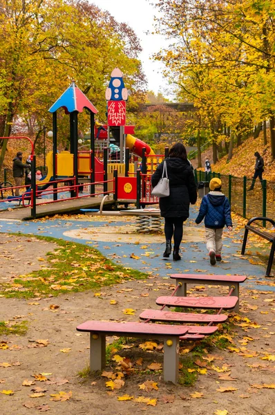 Ποζναν Πολωνια Νοέμβριος 2020 Παιδική Χαρά Πολύχρωμο Εξοπλισμό Και Δέντρα — Φωτογραφία Αρχείου