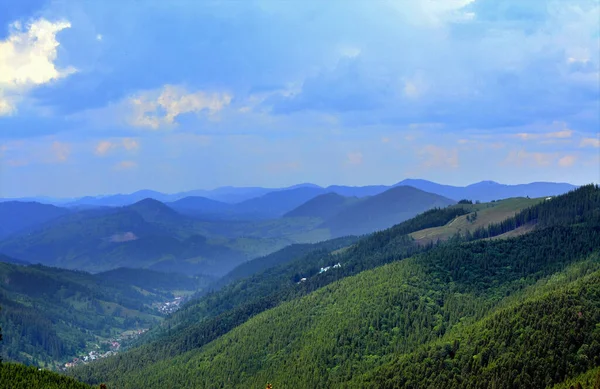 Wysokie Ujęcie Kąta Krajobrazu Gór Rarau Rumunii — Zdjęcie stockowe