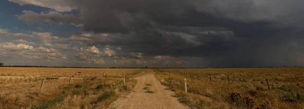 Uma Imagem Panorâmica Uma Tempestade Fermentando Sobre Estrada Rural Terras — Fotografia de Stock