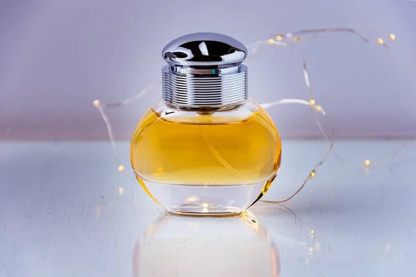 Eine Großaufnahme Einer Flasche Parfüm Mit Lichtern Auf Dem Tisch — Stockfoto