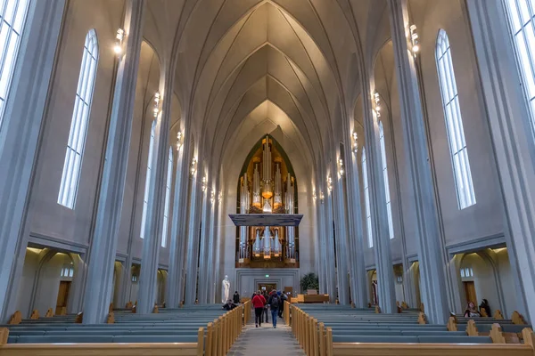 Reykjavik Iceland Oct 2018 Туристи Захоплюються Органом Труби Всередині Церкви — стокове фото