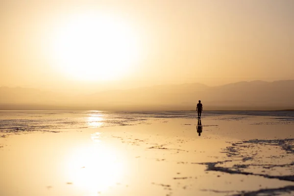 Une Silhouette Homme Sur Côte Sur Fond Coucher Soleil Jaune — Photo