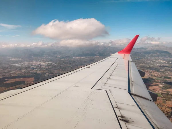 Zbliżenie Ujęcia Skrzydła Samolotu Latającego Nad Mozaikowym Widokiem Krajobrazu Wzoru — Zdjęcie stockowe