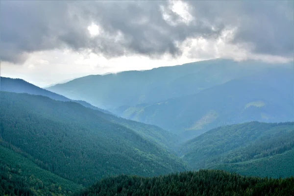 Plano Ángulo Alto Paisaje Desde Cima Pietrele Doamnei Las Montañas — Foto de Stock