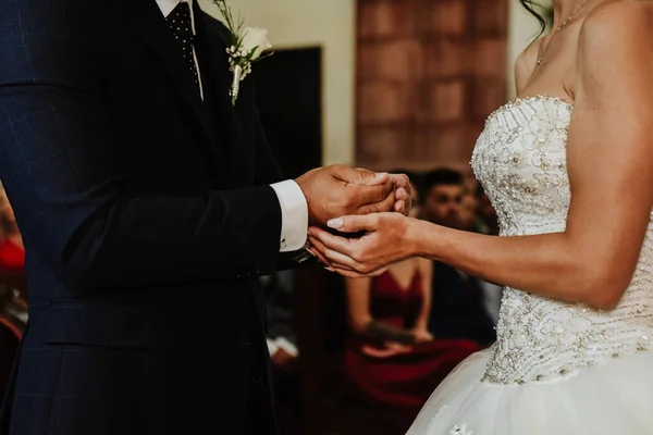 Een Close Van Bruidegoms Armen Handen Van Bruid Bruiloft — Stockfoto