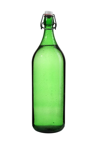 Μια Κάθετη Λήψη Πόσιμου Νερού Ένα Πράσινο Μπουκάλι Που Απομονώνεται — Φωτογραφία Αρχείου