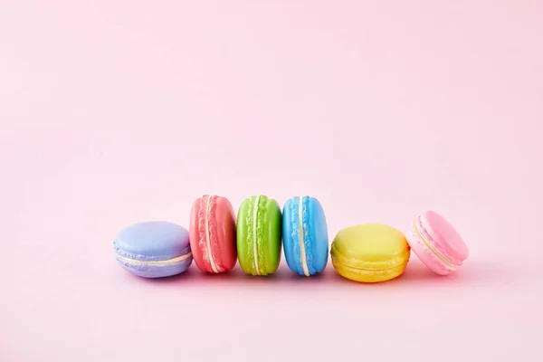 Close Vários Macaroons Coloridos Isolados Fundo Rosa Claro — Fotografia de Stock