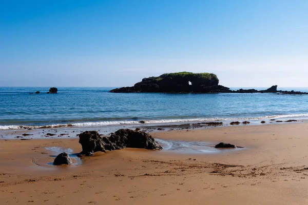 Niesamowite Ujęcie Piaszczystej Plaży Isla Asturias Hiszpania — Zdjęcie stockowe