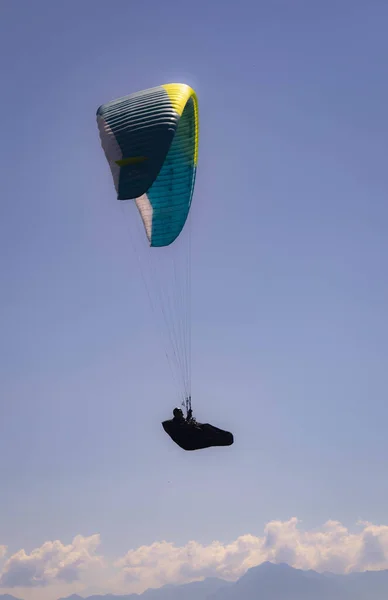 Sebuah Tembakan Vertikal Dari Seseorang Parasailing Tinggi Langit — Stok Foto