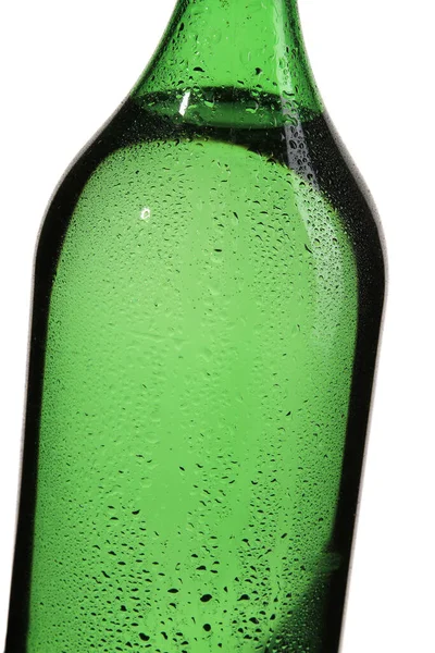 Крупним Планом Мокра Пляшка Свіжого Пива Ізольована Білому Тлі — стокове фото