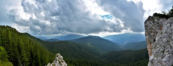 Eine Hochwinkelaufnahme Einer Landschaft Vom Gipfel Des Pietrele Doamnei Den — Stockfoto