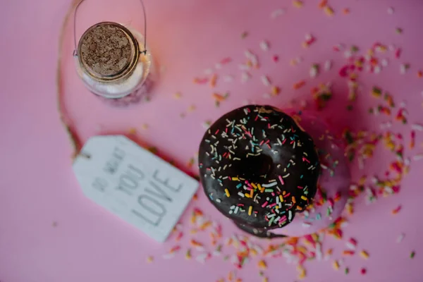 Крупный План Вкусных Шоколадных Пончиков Брызгами Любовных Записок Розовом Фоне — стоковое фото