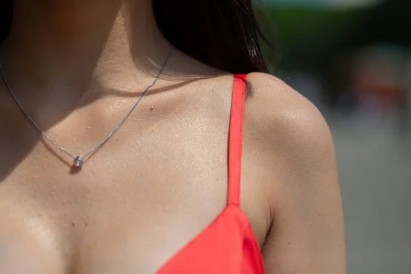 Une Femelle Dans Une Élégante Robe Rouge Portant Collier — Photo