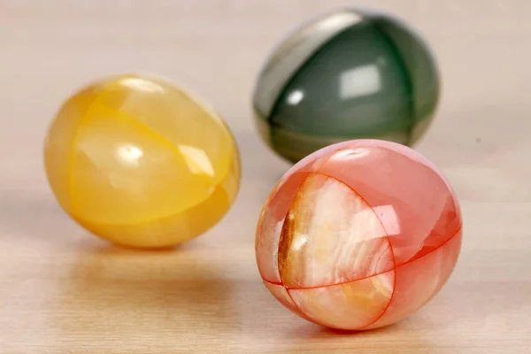Een Selectieve Focusshot Van Drie Marmeren Eieren Houten Ondergrond — Stockfoto